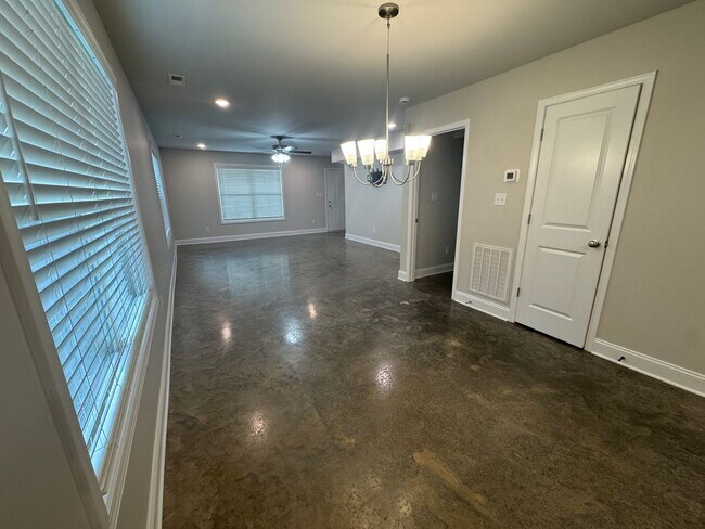 Foto del edificio - 5 Bedroom 2 Bathroom Home for Rent close t...