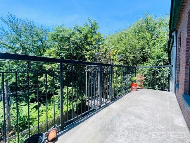Building Photo - Stunning 3 bed 1.5 Bath w. Balcony in Bedstuy!