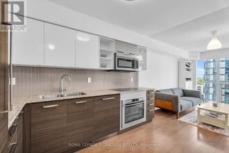 Building Photo - 5168 Yonge St