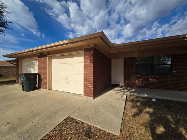 Foto del edificio - 3101 Honeysuckle Cir