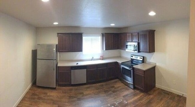 Building Photo - Beautiful 3 Story Vineyard Townhome