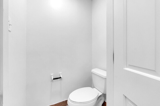 Foto del edificio - AVAILABLE NOW!! 5 Bedroom 3.5 Bath Fully R...
