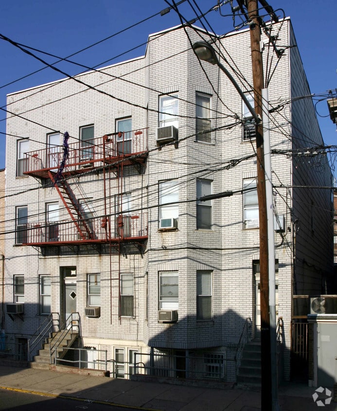 Building Photo - 528-530 38th St