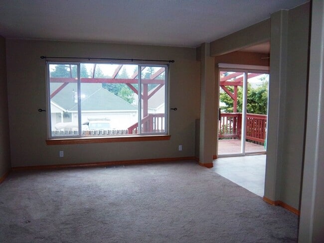 Building Photo - SPACIOUS, BRIGHT & CLEAN!! CHARMING SANDY,...