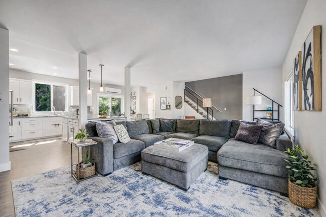 Building Photo - 749 S Mason Ave