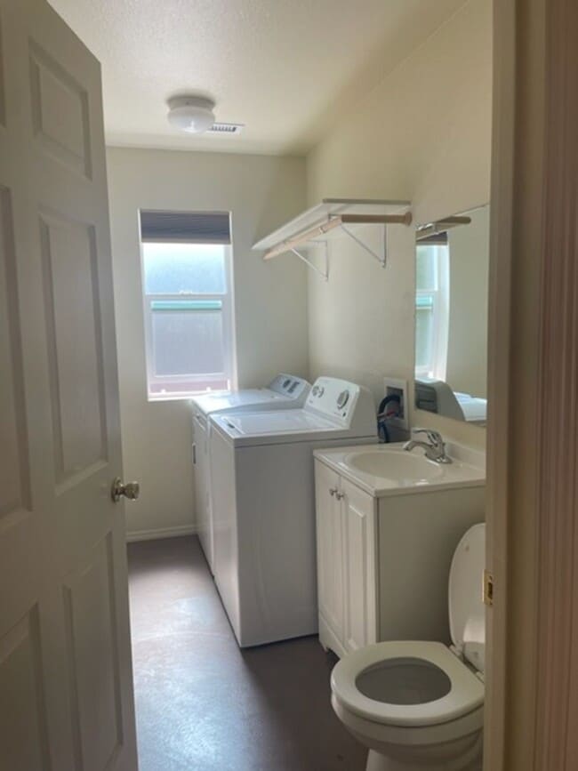 Building Photo - 3 Bedroom 2.5 bath rental Available