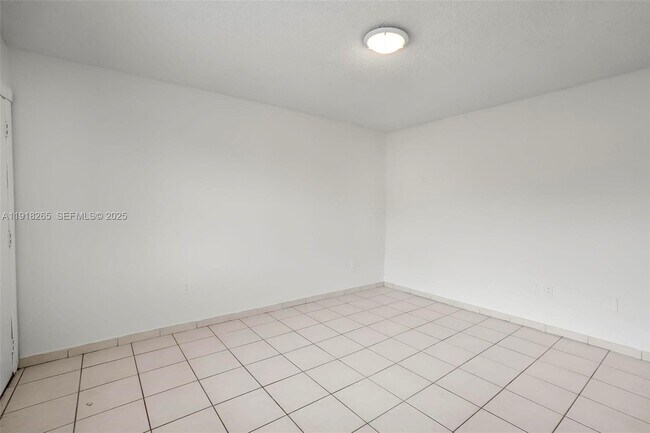 Foto del edificio - 1975 NE 135th St