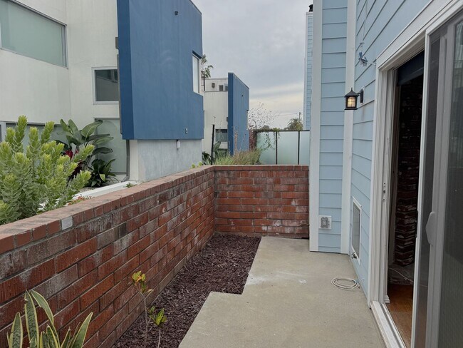 Foto del edificio - 2 + 2.5 Santa Monica Condo townhouse