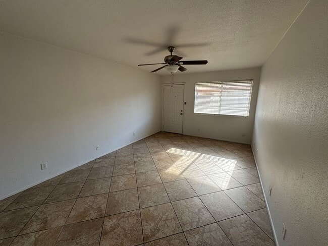Foto del edificio - 2 bedroom 1 bath unit available for rent i...