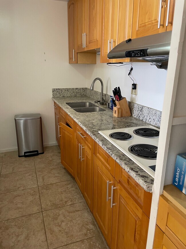 Foto del edificio - 1610 Kanunu St