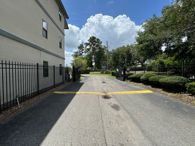 Foto del edificio - Westside Second Floor Condo- Available Now