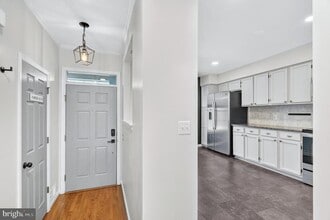 Building Photo - 7123 Gresham Ct E