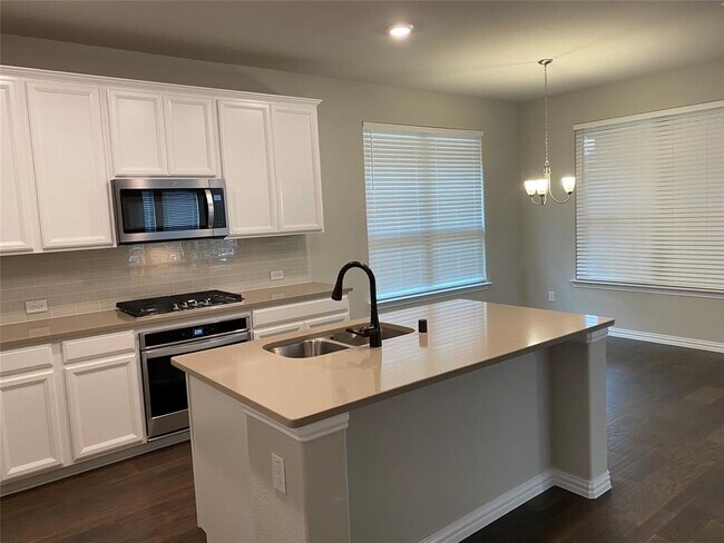 Building Photo - 2121 Miramar Dr