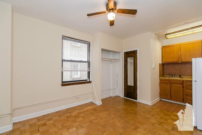 Building Photo - 506 W Belmont Ave