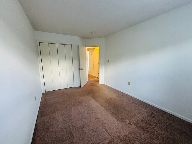 Building Photo - 4 Bedroom 2.5 Bath Townhouse