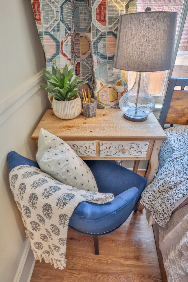 Desk - 128 Main Plz
