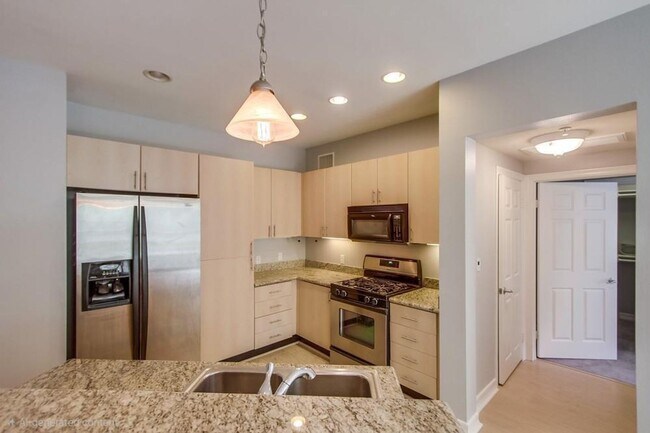 Foto del edificio - Beautiful & Spacious 2BD/2BA Condo - Central A/C & Heat, Washer/Dryer - Underground Parking - Gat...