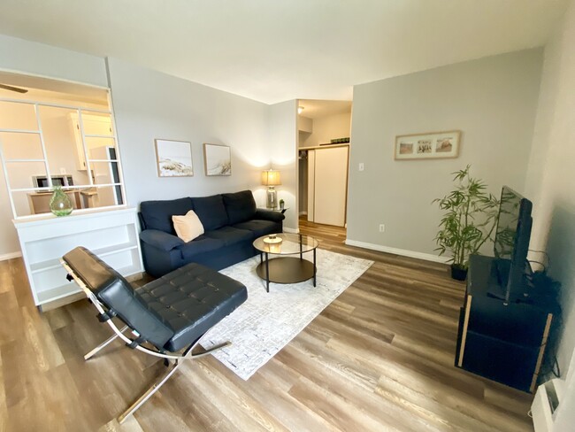 Photo du bâtiment - 8310-8310 Jasper Ave