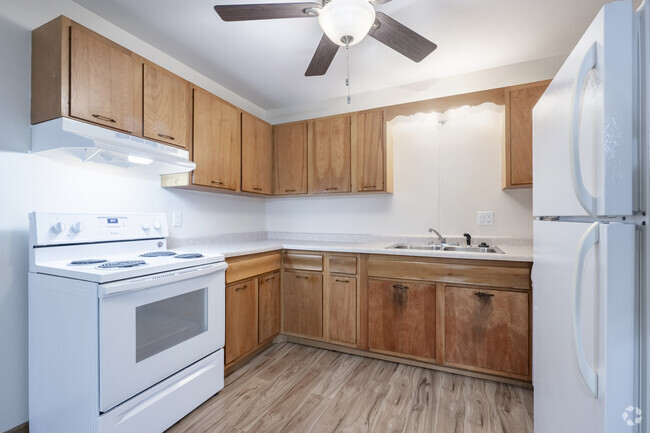 2BR, 1BA - 930SF - Kitchen - Middleton Shores