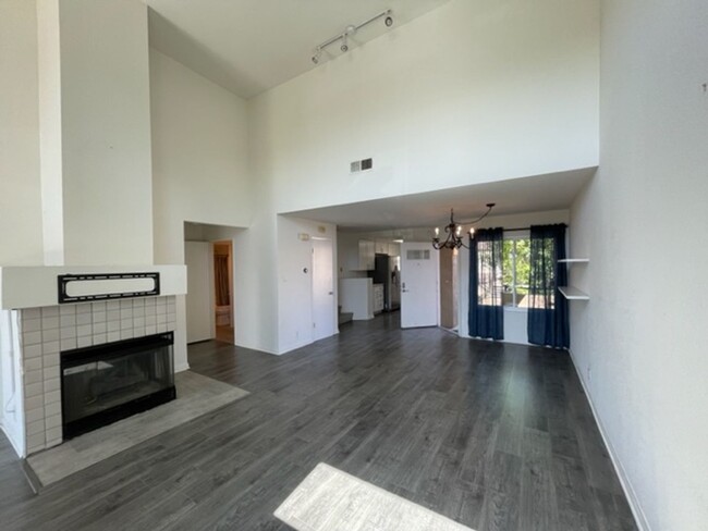 Building Photo - 2 Bed, 2 Bath upper end unit in Beautiful ...