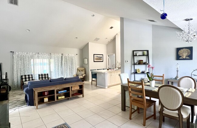 Foto del edificio - 5317 Palm Ridge Blvd