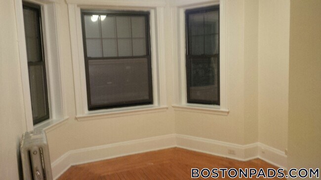 Building Photo - 136 Hemenway St