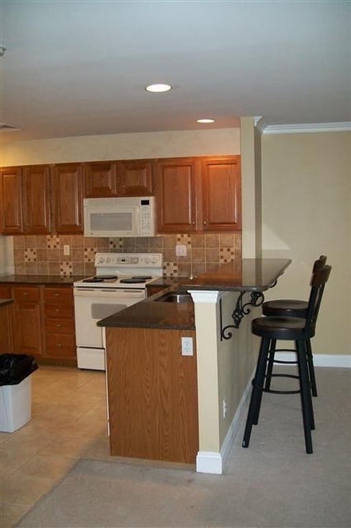 Building Photo - Beautiful 3 Bedroom Townhouse