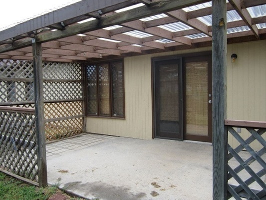 Building Photo - 3 Bedroom 2 Bath - Right Outside Fort Riley!
