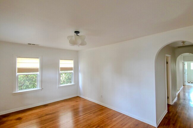 Foto del edificio - 2631 S Burnside Ave