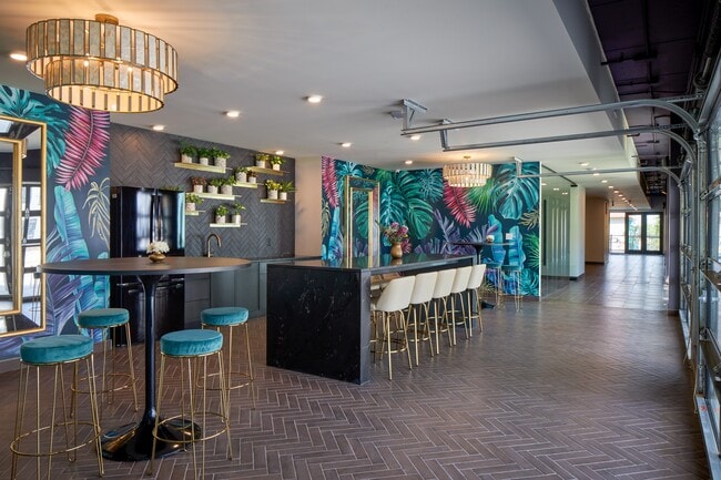 Building Photo - Parallel