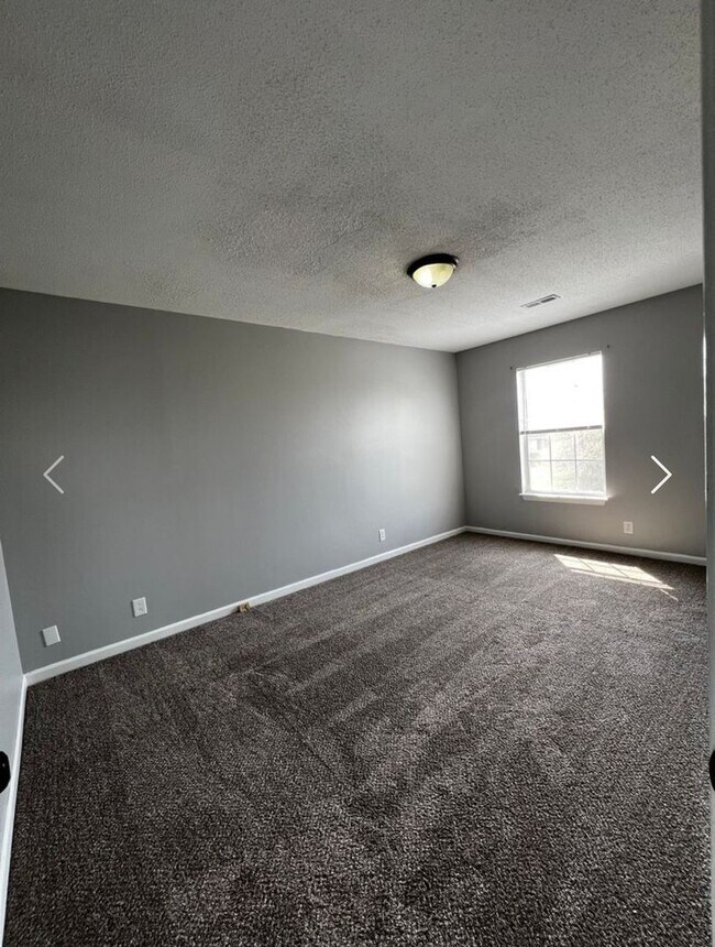 Foto del edificio - 3 Bedroom 2 Bathroom Home with Fenced in B...