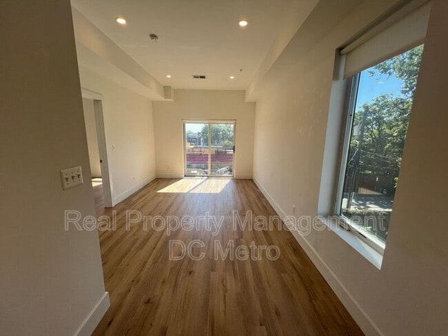 Foto del edificio - 5230 Georgia Ave NW