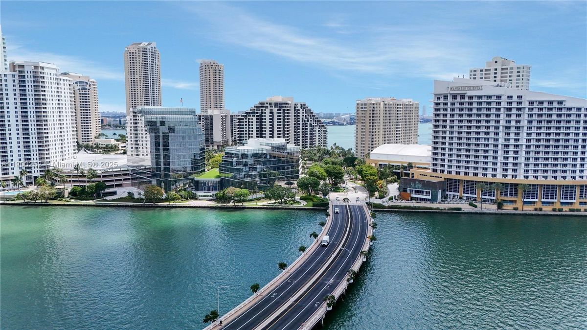 Foto del edificio - 801 Brickell Bay Dr