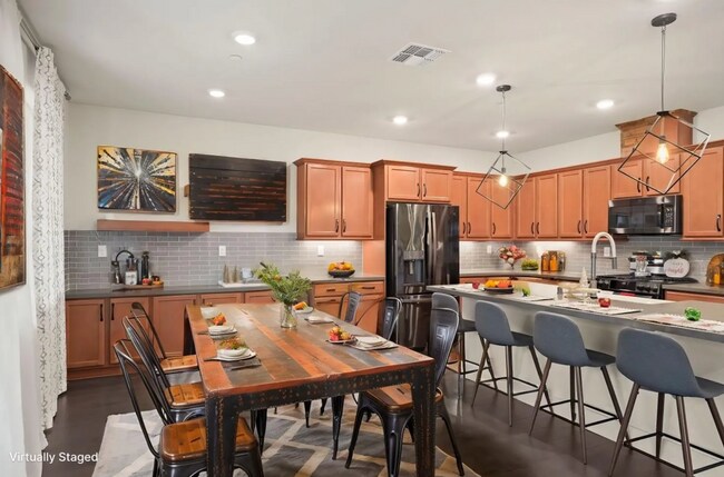 Foto del edificio - WOW!  Former Roseville Model Home 4/3 + SO...