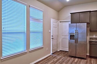 Building Photo - 11552 Persimmon St