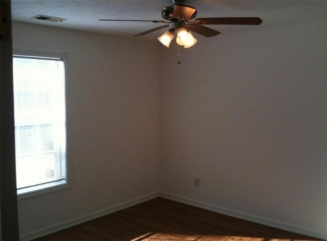 Building Photo - 600 Rosehip Lane