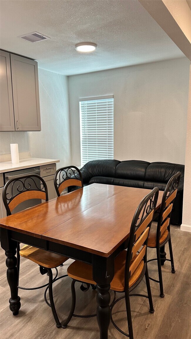 Foto del edificio - 6200 Ranchester Dr