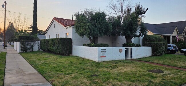 Building Photo - 3304 N Mountain View Ave