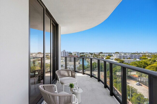 Foto del edificio - 7144 Byron Ave