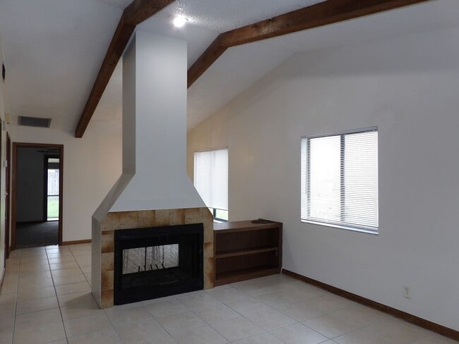 Building Photo - Hummingbird 132-D