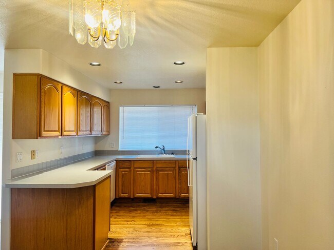 Foto del edificio - Spacious 3-Bedroom Hillsboro Duplex Featuring High Ceilings, Garage & Green Space