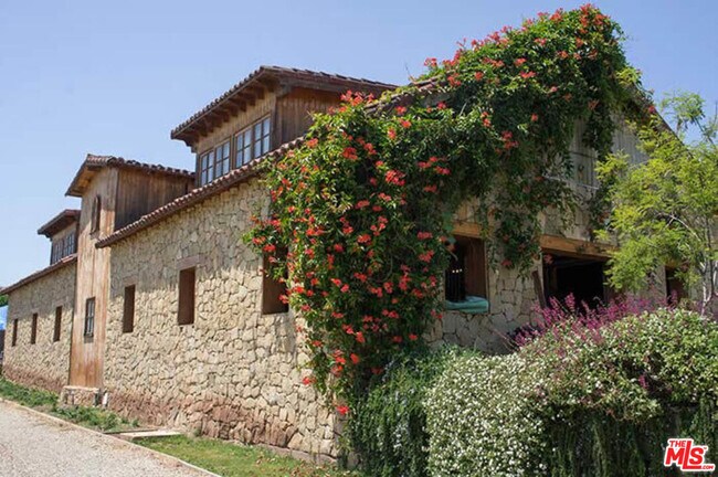 Foto del edificio - 3340 Foothill Rd