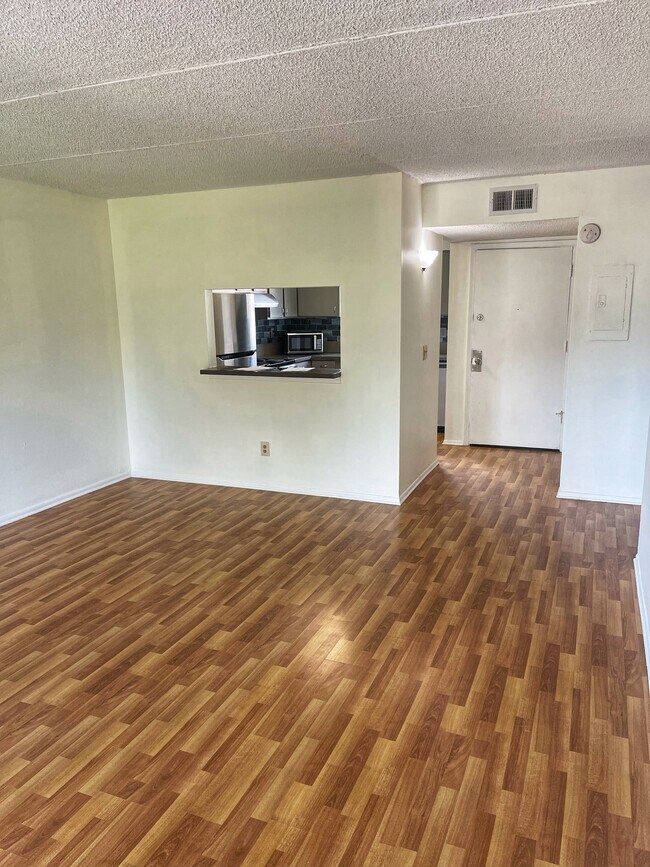 Living - 2846 Somerset Park Dr