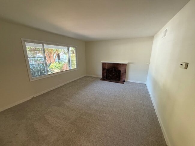 Building Photo - Single level 3 bedroom, 1 bath home with new flooring and paint - available now!