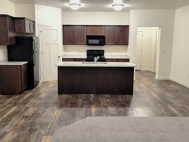 Building Photo - 5655 Island Ridge Dr