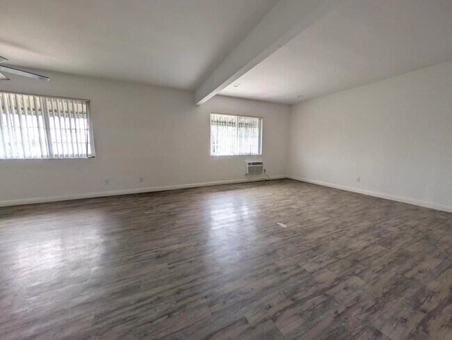 Foto del edificio - 3827 Girard Ave