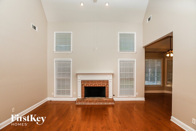 Foto del edificio - 274 Riverwood Way