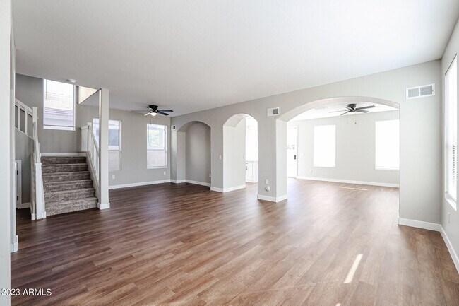 Building Photo - 13441 W Rose Ln