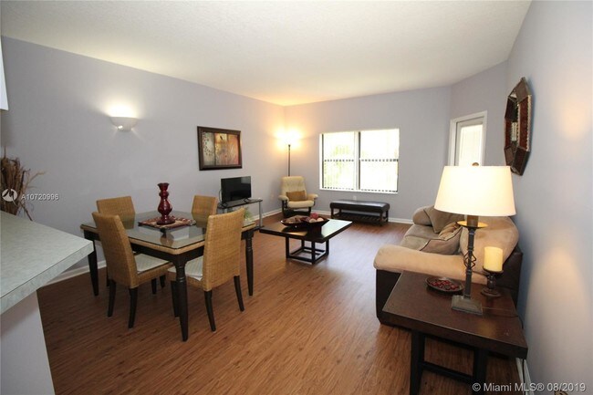 Building Photo - 800 Uno Lago Dr