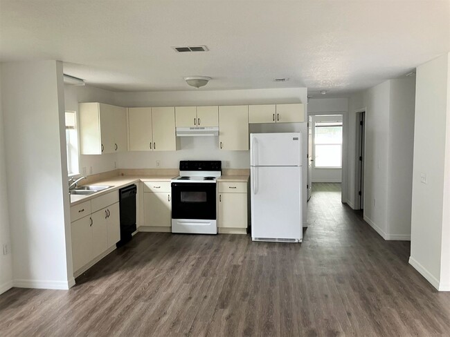 Building Photo - SPACIOUS 2BR/1BA Duplex, Vaulted Ceilings,...